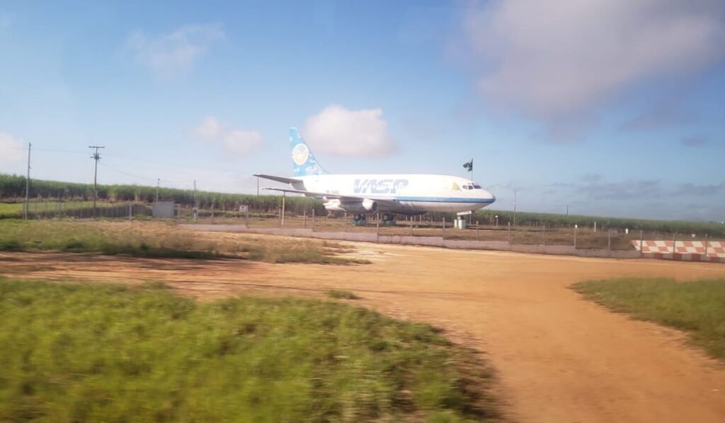 UM AVIÃO NO MEIO DO NADA EM NANUQUE CHAMA ATENÇÃO