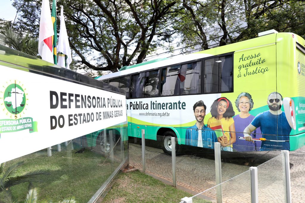 DEFENSORIA PÚBLICA REALIZA ATENDIMENTO ITINERANTE NA PRAÇA SETE NO DIA DA CONSCIENTIZAÇÃO DO AUTISMO